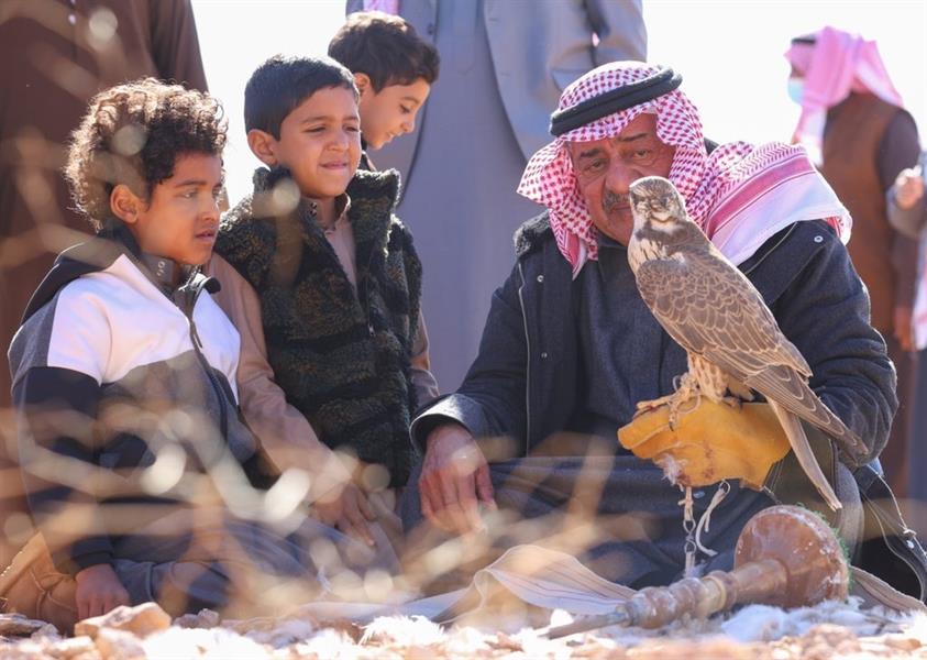 صور للأمير مقرن برفقة أحفاده في المقناص.. وأحدهم يمازحه