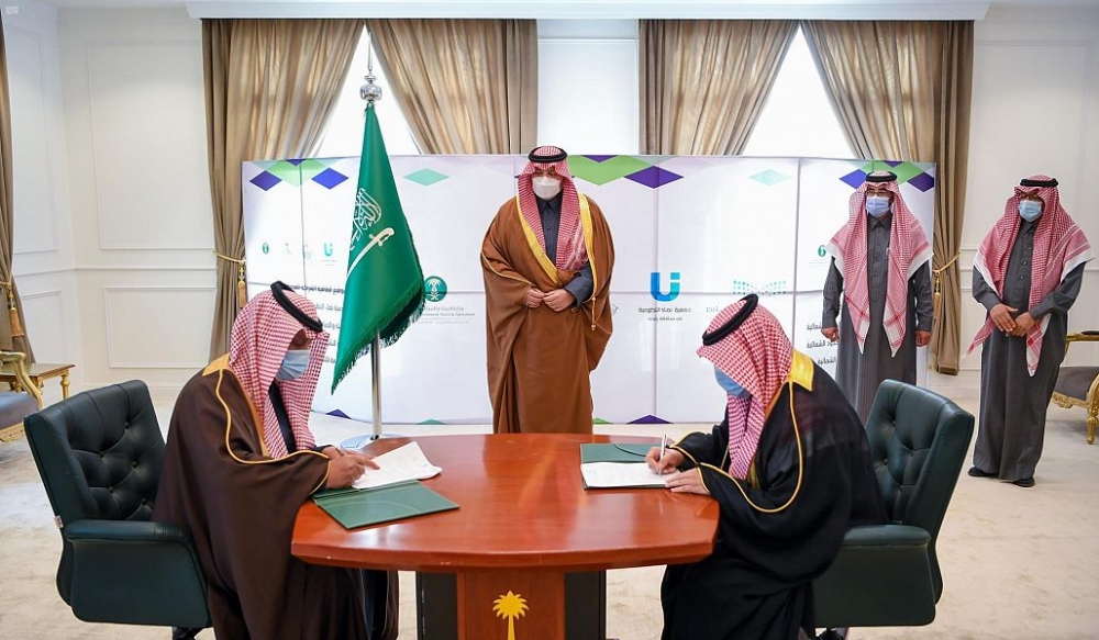 سمو أمير الحدود الشمالية يشهد توقيع مشروع الشراكات