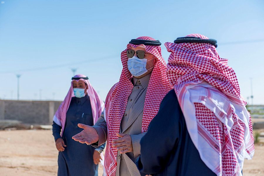 سمو أمير الحدود الشمالية يتفقد مشروع المركز الحضاري وأحياء العويقيلة