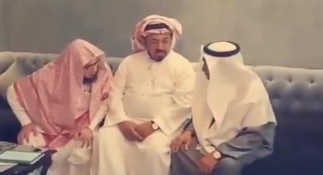 بعد انفصال 16 عامًا.. ابن يقنع والدته بالزواج مجددًا من والده