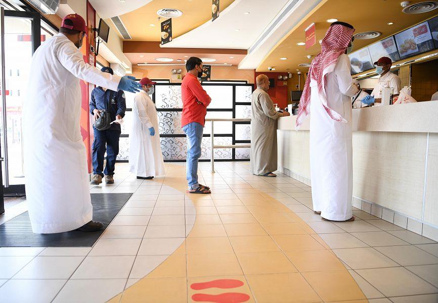 النيابة العامة: يُحظر أي تجمع للمتسوقين أو العاملين بما يتجاوز الأعداد المسموح بها