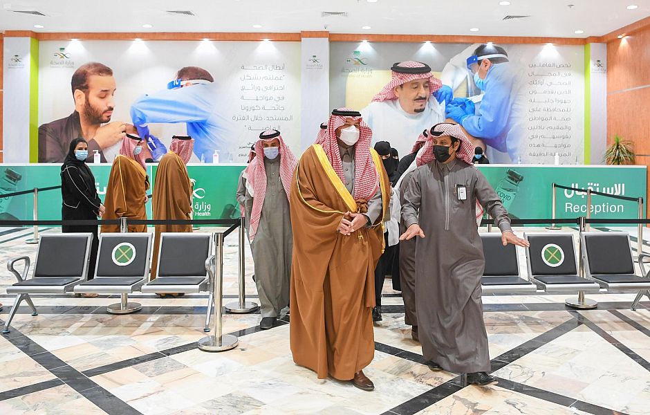سمو أمير الحدود الشمالية يتفقد جاهزية مركز لقاح كورونا بالمنطقة