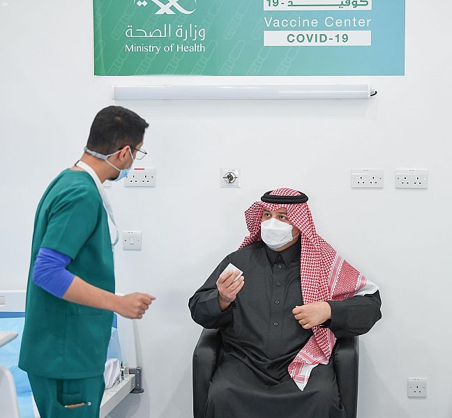 سمو أمير منطقة الحدود الشمالية يتلقى الجرعة الأولى من لقاح كورونا