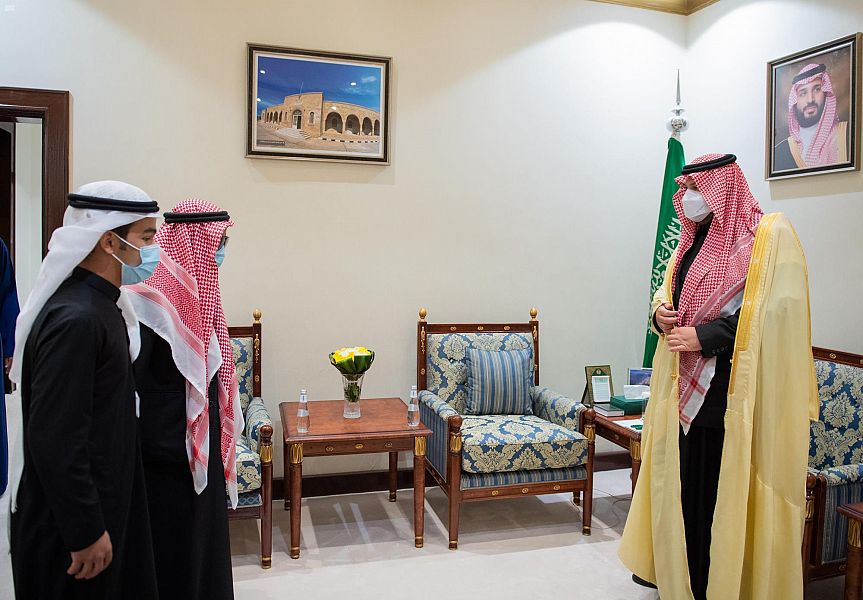 سمو أمير منطقة الحدود الشمالية يستقبل مواطناً كفيفاً احترف صناعة شبكة صيد الصقور