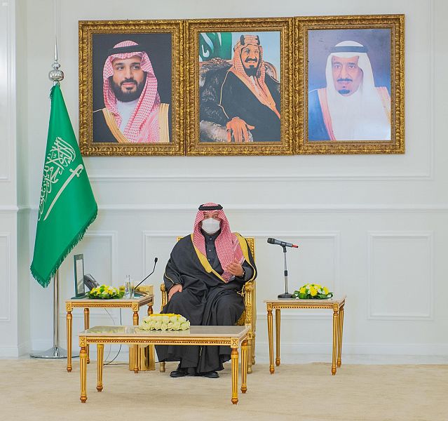 سمو أمير الحدود الشمالية يستقبل مسؤولي المنطقة والمواطنين