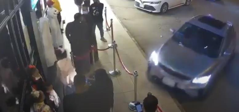 شاهد.. فتاة تدهس عدداً من الأشخاص أثناء محاولتها ركن المركبة في موقف