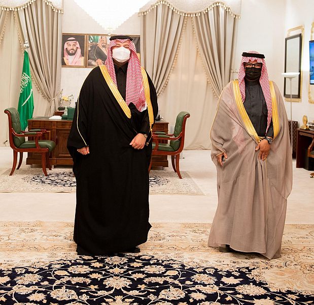 سمو أمير الحدود الشمالية يستقبل الدكتور العنزي بعد حصوله على لقب