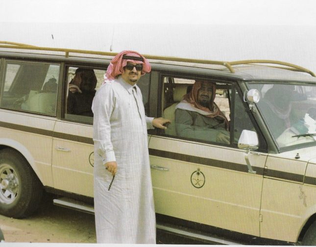 شاهد .. صورة نادرة لآخر رحلة صيد للملك خالد برفقة الملك فهد
