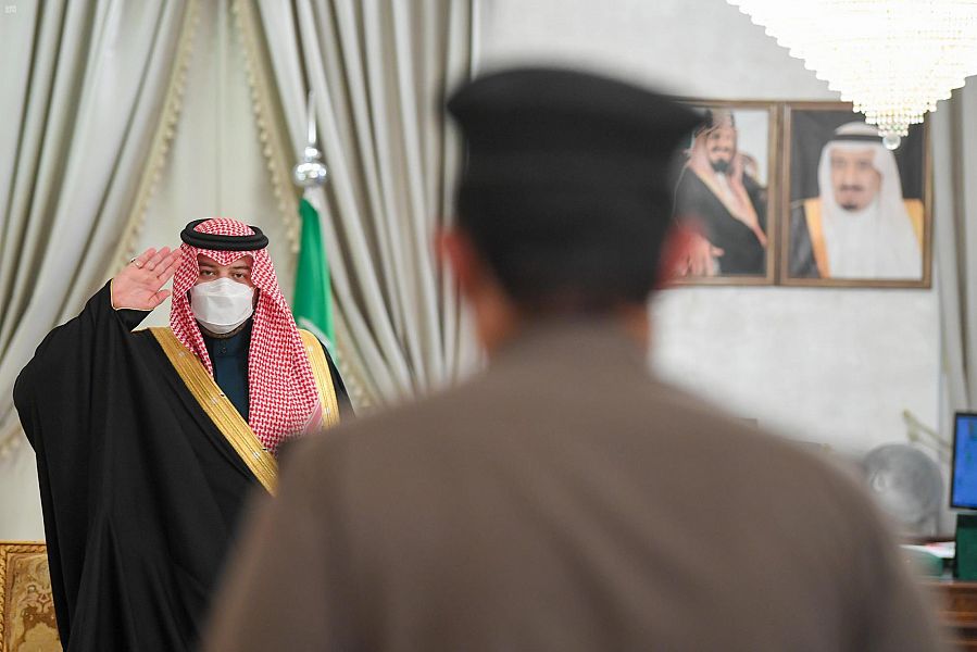 سمو أمير الحدود الشمالية يستقبل مدير العيادات التخصصية لقوى الأمن بعرعر
