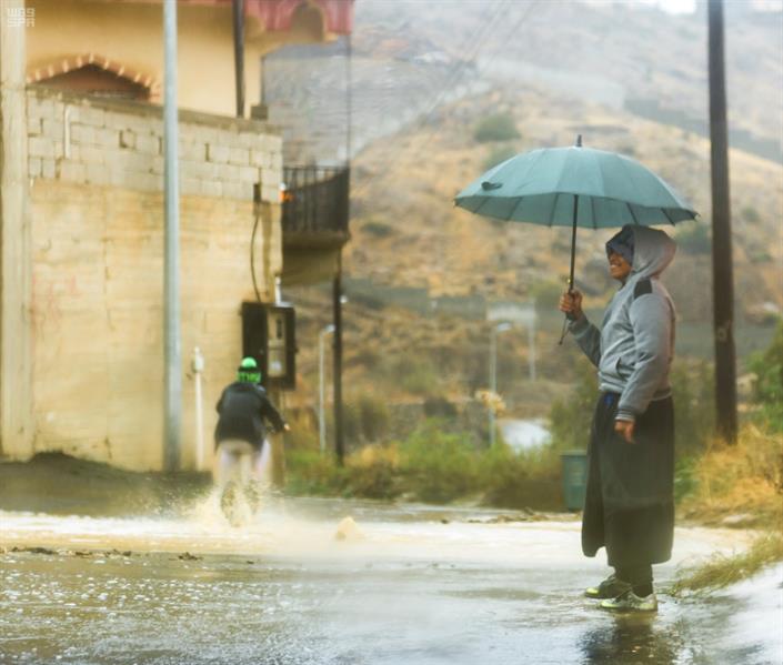 الحصيني ينصح أهل عدد من المناطق برفع ملابس الشتاء