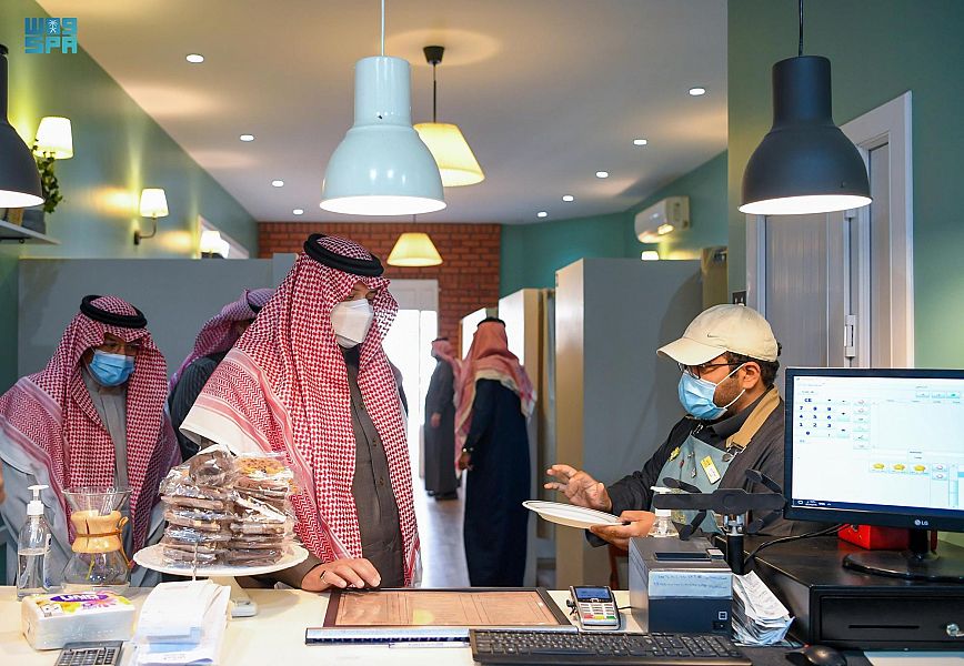 سمو أمير الحدود الشمالية يتفقد أحياء وحدائق محافظة طريف