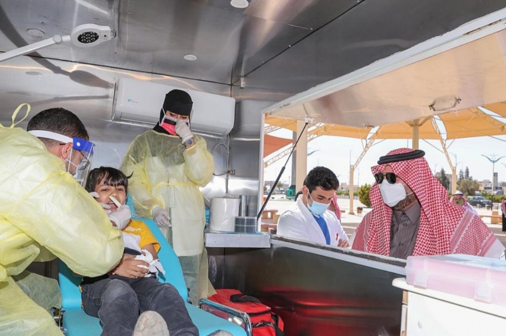 سمو أمير الحدود الشمالية يزور العيادة المتنقلة لعلاج أسنان الأطفال بطريف