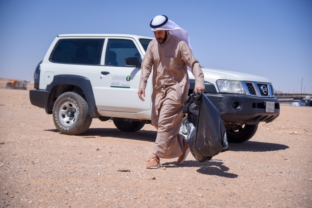 فرع وزارة البيئة بالحدود الشمالية يقيم مبادرة تنظيف سد وادي عرعر