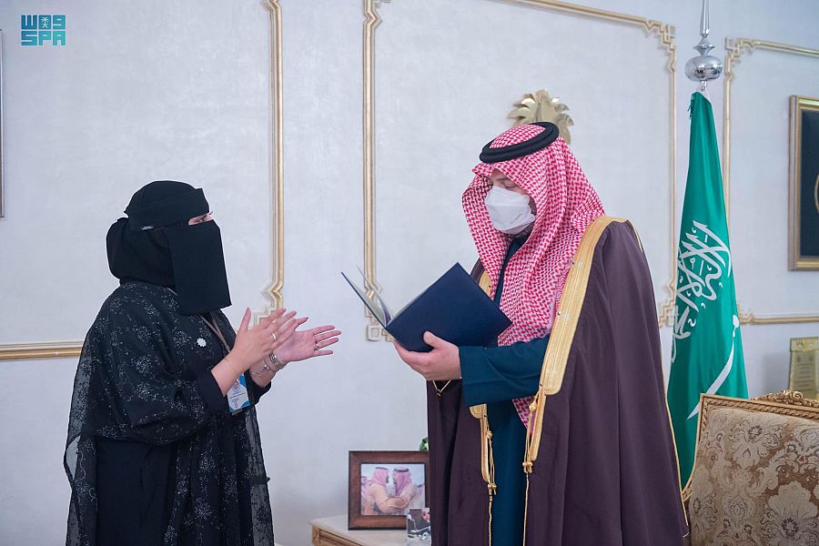 سمو أمير الحدود الشمالية يستقبل مديرة فرع جمعية