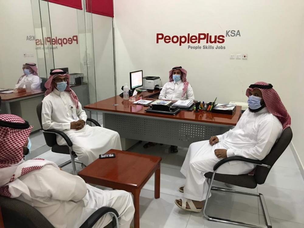 رئيس قسم التمكين بالضمان الإجتماعي ومسؤول البرامج بجمعية رؤوف يقومان بزيارة مركز طاقات عرعر