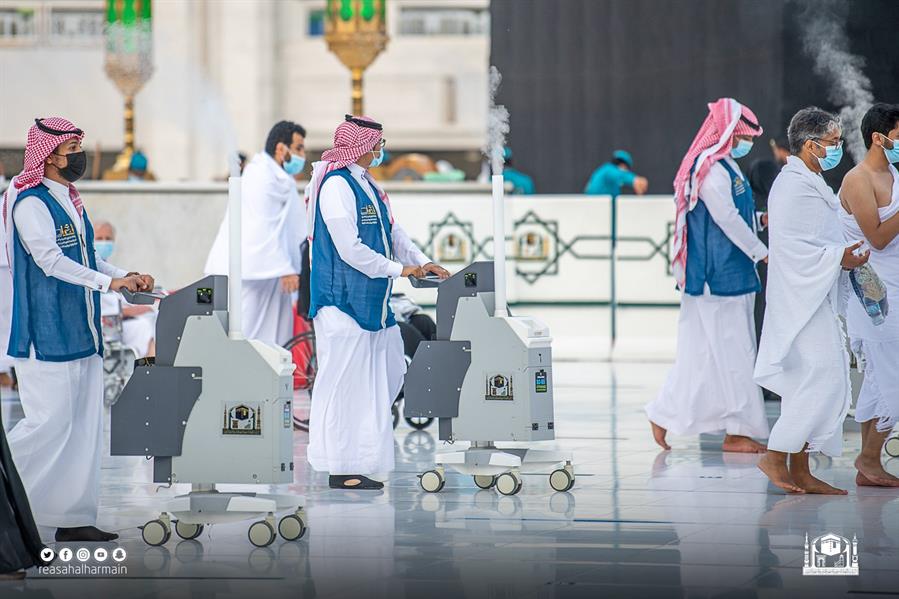 شاهد.. تنقية الهواء وتعقيم صحن المطاف داخل المسجد الحرام بأجهزة حديثة