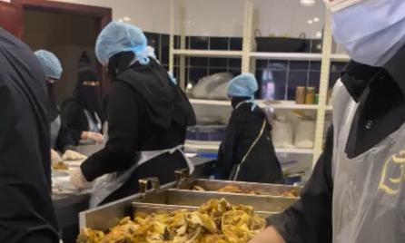 القسم النسائي بصحيفة عرعر اليوم الإلكترونية يشارك باعداد وجبات إفطار الصائمين بجمعية ساعد