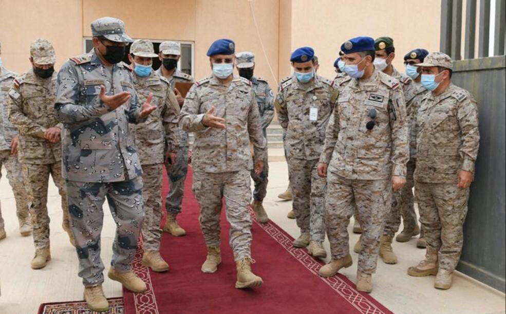 معالي رئيس هيئة الأركان العامة يقوم بزيارة قوة عرعر وقوة طريف