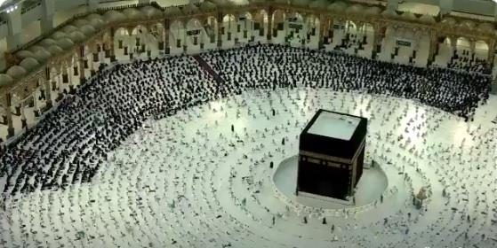 للمرة الأولى منذ بدء جائحة كورونا.. امتلاء صحن الطواف في المسجد الحرام (فيديو)