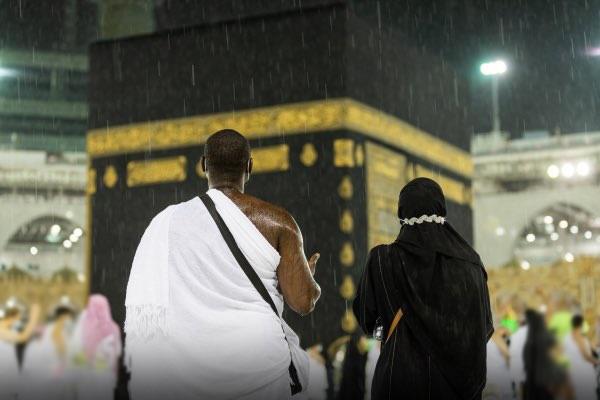 شاهد.. خشوع وتضرع المعتمرين أثناء هطول الأمطار على الحرم المكي