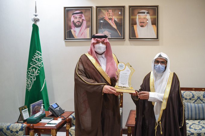 سمو أمير الحدود الشمالية يكرم الطالب الفائز بالمركز الثالث بجائزة خادم الحرمين الشريفين لحفظ القرآن الكريم