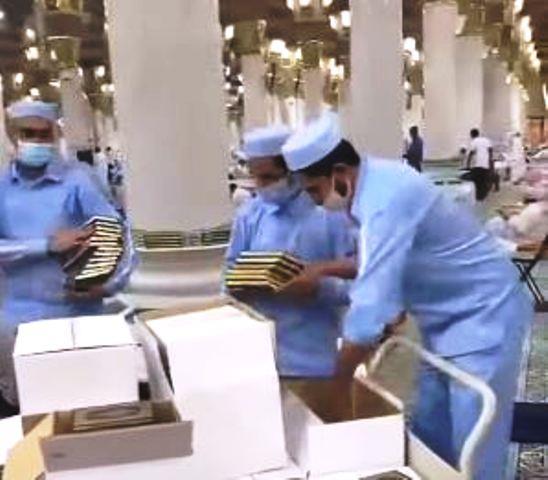 بعد رفعها العام الماضي احترازياً .. إعادة المصاحف إلى المسجد الحرام والمسجد النبوي (فيديو)