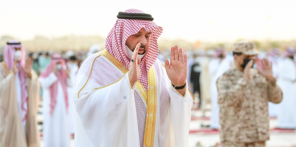 سمو أمير منطقة الحدود الشمالية يتقدم جموع المصلين بصلاة عيد الفطر المبارك