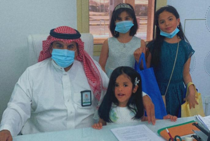 قسم تجربة المريض بمستشفى النساء والولادة والأطفال بعرعر يقوم بمبادرة معايدة الأطفال المنومين