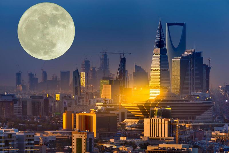 لماذا لا نشاهد إلا الجزء المضيء فقط من القمر؟ .. الزعاق يوضح