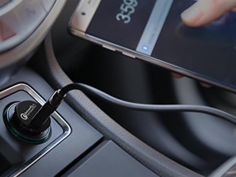 مختص يوضح المواصفات التي يجب مراعاتها عند استخدام شاحن الجوال في السيارة