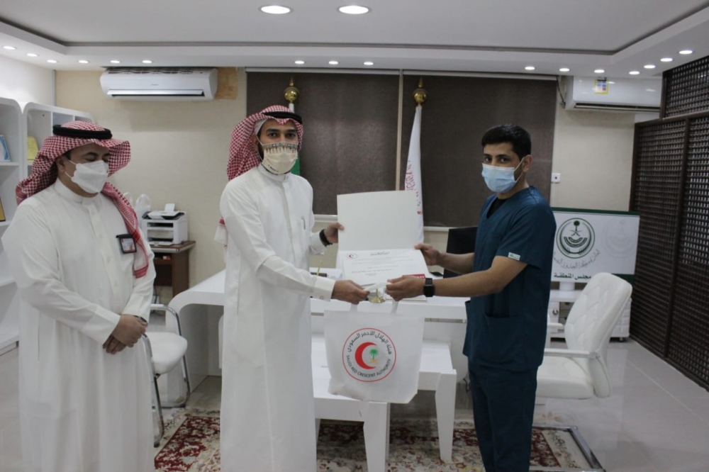 مدير الهلال الأحمر بالحدود الشمالية يقوم بتكريم عدد من الممرضين والاخصائيين نظير مبادراتهم بتقديم الاسعافات قبل وصول الفرق الإسعافية