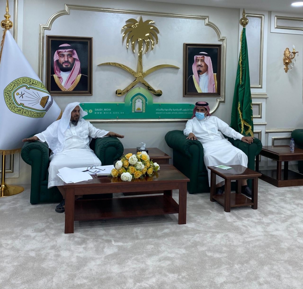 مدير فرع وزارة الشؤون الإسلامية بالحدود الشمالية يجتمع بموظفي إدارة الموارد البشرية