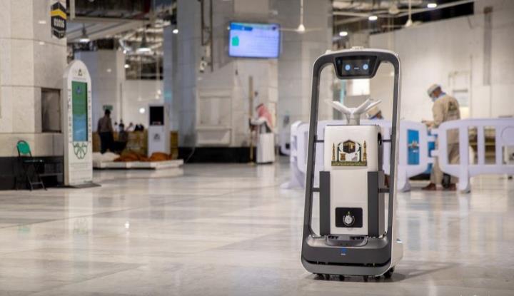 شاهد .. شؤون الحرمين توفر 10 روبوتات تطوف المسجد الحرام للتعقيم