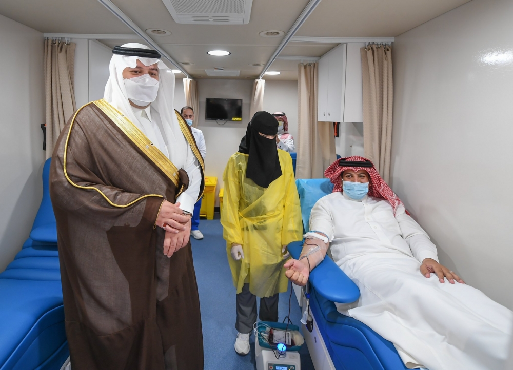 سمو أمير الحدود الشمالية يدشّن حملة عربة بنك الدم المتنقلة بمناسبة اليوم العالمي للتبرع بالدم