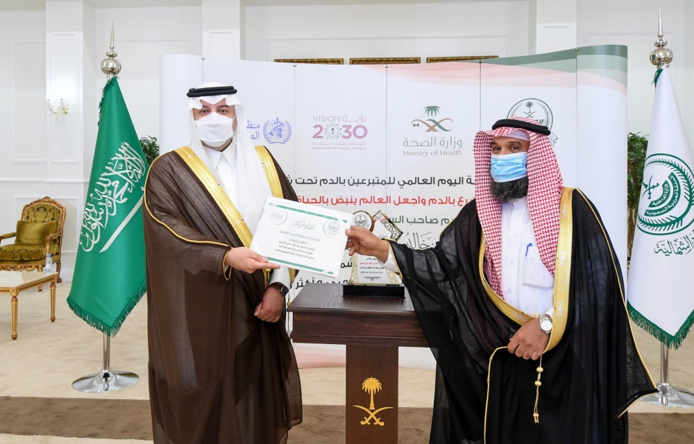 سمو أمير الحدود الشمالية يكرّم مواطناً نظير تبرعه المستمر بالدم