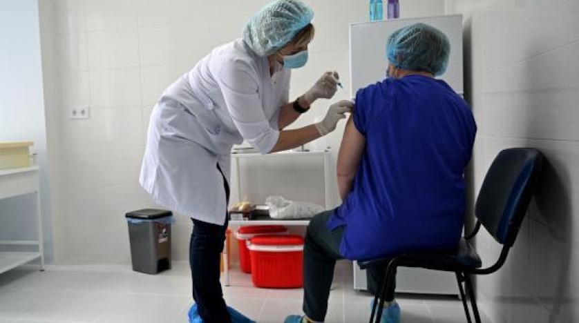 حُقنوا بمحلول الملح .. أكثر من ألفي هندي يتلقون جرعات مزيفة من لقاح كورونا