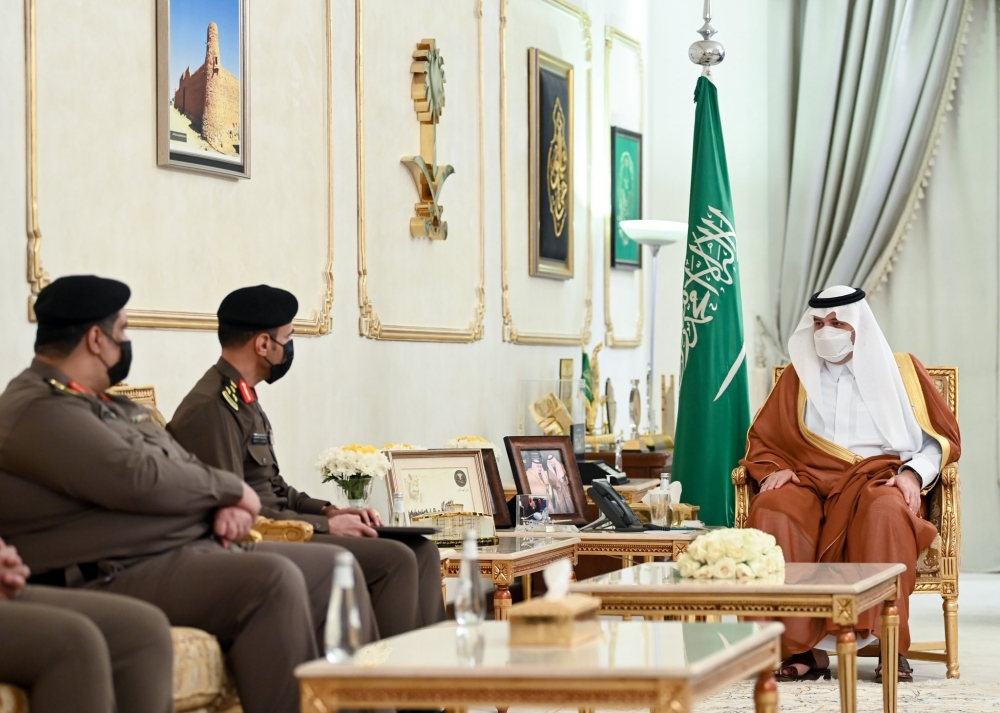 سمو أمير الحدود الشمالية يستقبل مدير شرطة المنطقة ويتسلم تقارير الأداء الأمني