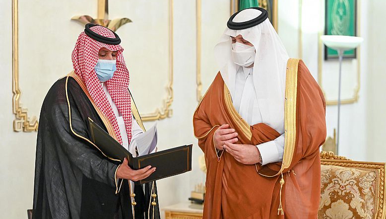 سمو أمير الحدود الشمالية يتسلم تقريرًا عن صادرات وواردات منفذ جديدة عرعر