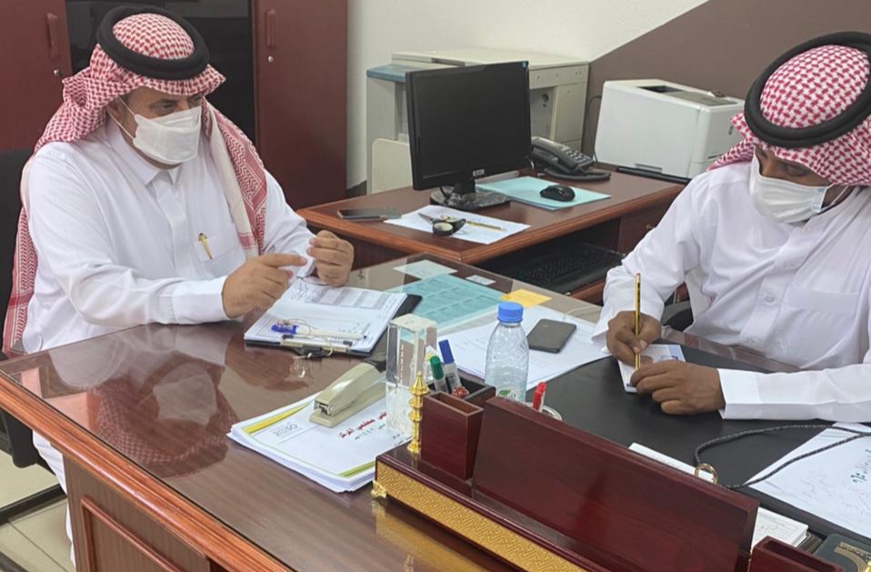 مدير الإشراف التربوي بتعليم الحدود الشمالية يزور مركز الدعم التعليمي الصيفي بعرعر