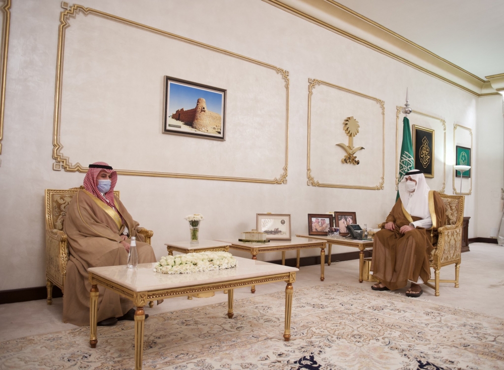 سمو أمير الحدود الشمالية يلتقي بمساعد وزير الموارد البشرية والتنمية الاجتماعية