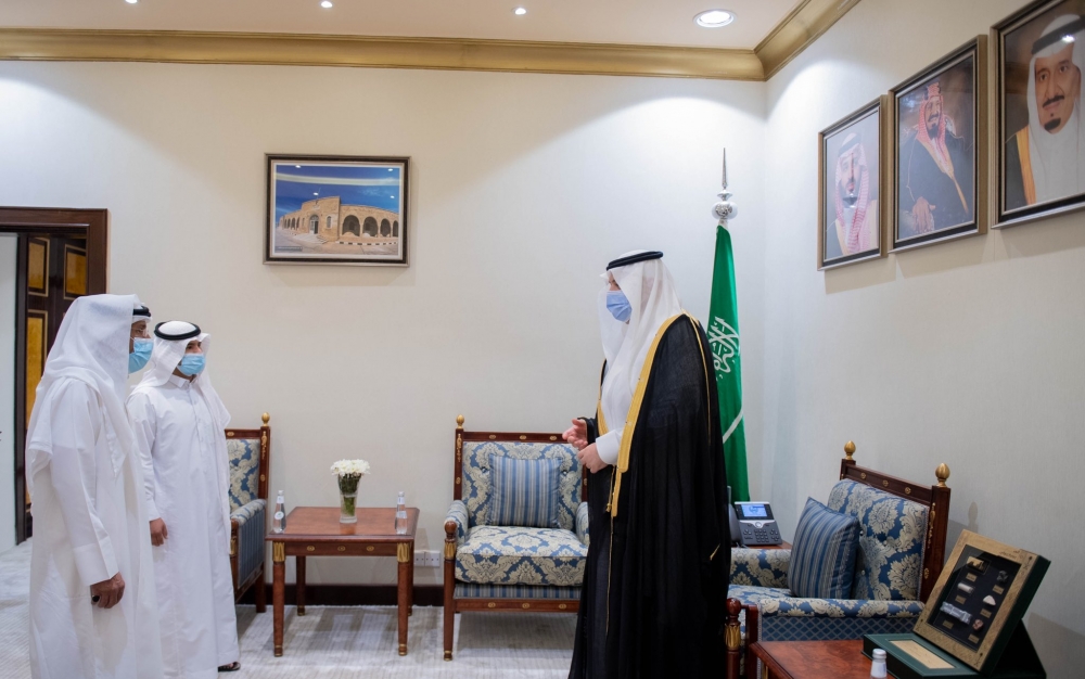 سمو أمير منطقة الحدود الشمالية يكرم مواطنا بعرعر تبرع بكليته لشقيقه