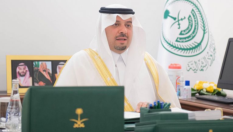 سمو أمير الحدود الشمالية يعايد عبر الاتصال المرئي المرضى المنوّمين والكادر الصحي المناوب