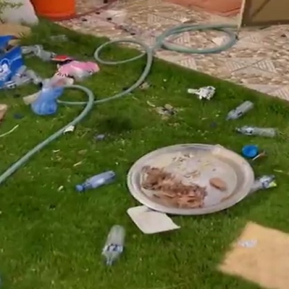 لحوم وقمامة متناثرة في كل جانب .. صاحب استراحة يشكو مما وجده بعد مغادرة المستأجرين (فيديو)