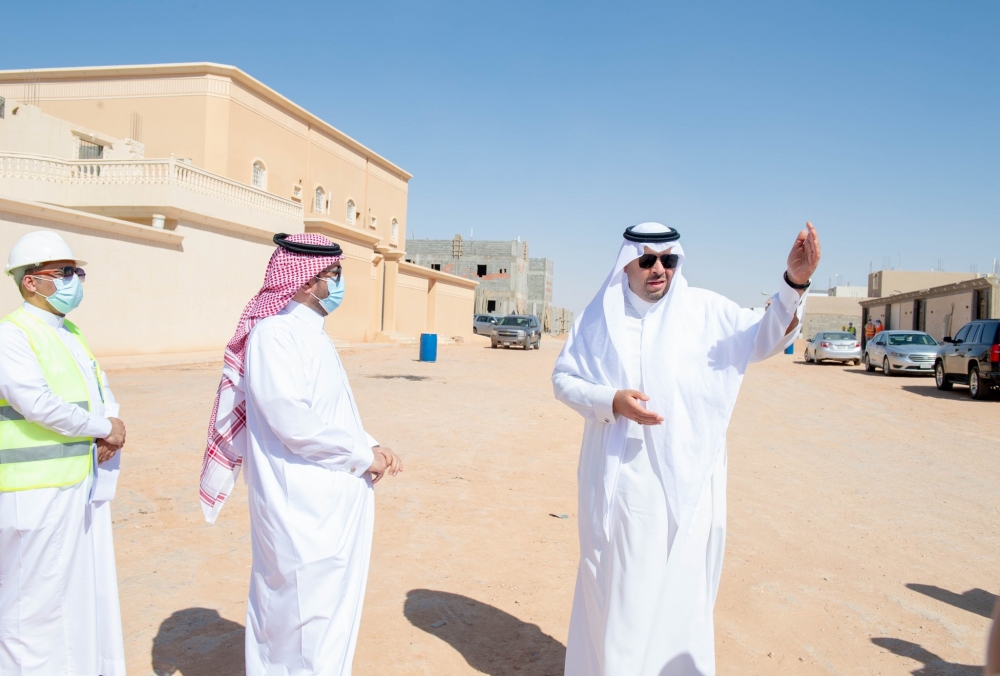 سمو أمير الحدود الشمالية يتفقد أحياء المروج والضاحية بمدينة عرعر