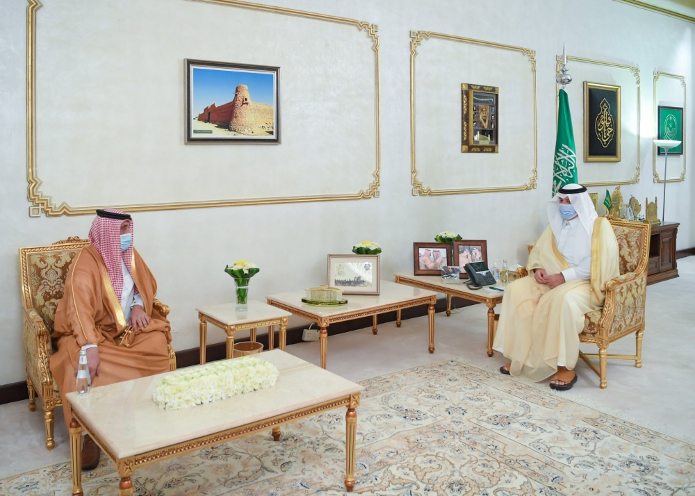 سمو الأمير فيصل بن خالد بن سلطان يستقبل مدير فرع المركز الوطني لتنمية الغطاء النباتي بالحدود الشمالية