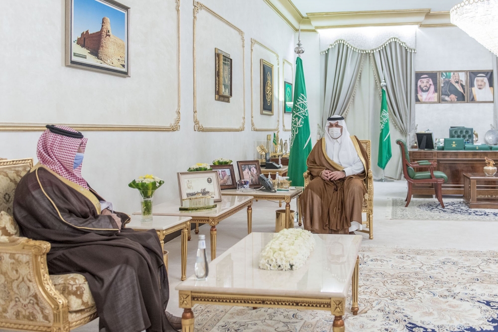 سمو أمير الحدود الشمالية يستقبل مدير عام الطرق بالمنطقة