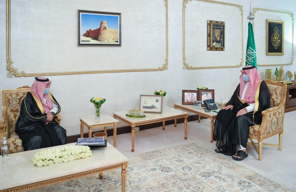 سمو أمير الحدود الشمالية يستقبل مدير مطار عرعر