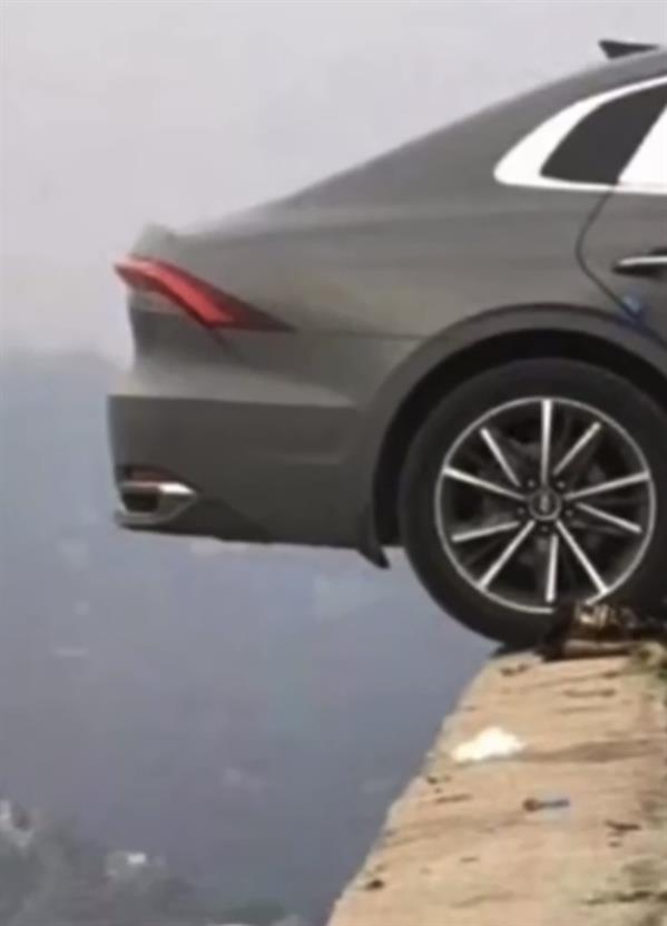 ضبط مواطنين تباهيا بوضع مركبتيهما على حافة منحدر جبلي بفيفا