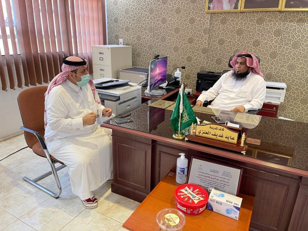 مدير الإشراف التربوي بتعليم الحدود الشمالية يواصل جولاته لعدد من المدارس ويقوم بزيارة مركز الدعم التعليمي