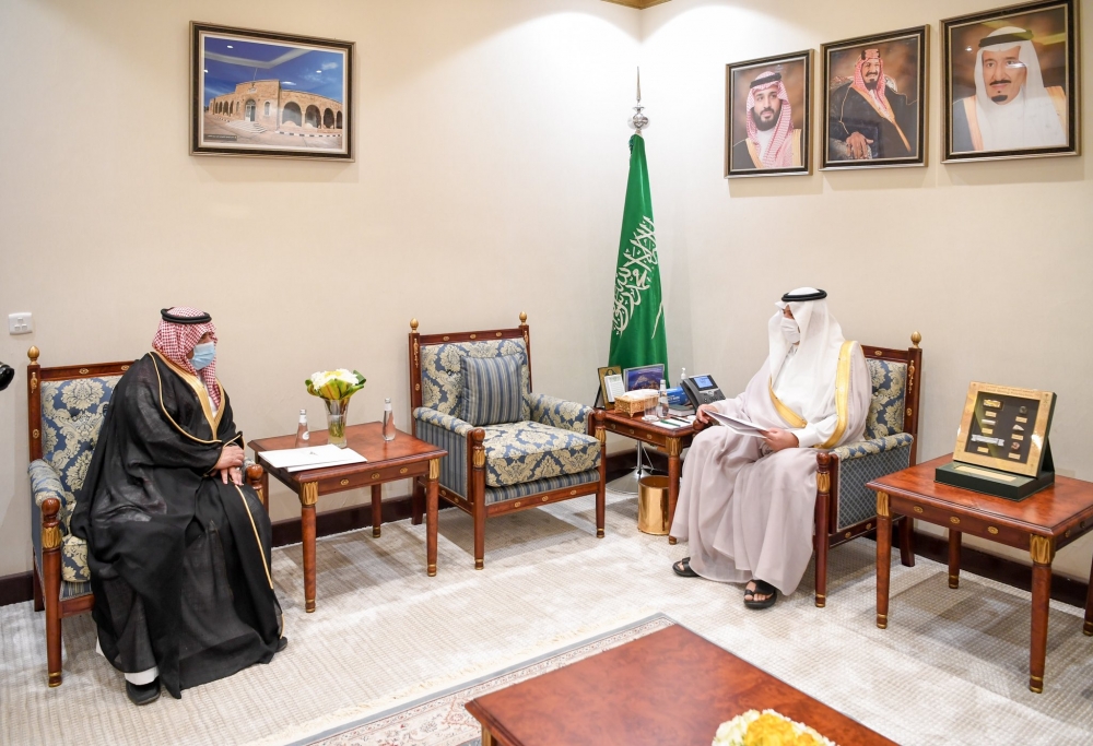 سمو أمير الحدود الشمالية يستقبل مدير فرع الهيئة العامة لعقارات الدولة بالمنطقة